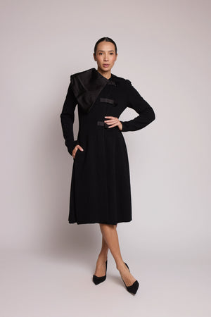 Casaco Midi Preto com Gola Assimétrica