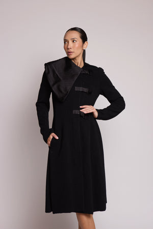 Casaco Midi Preto com Gola Assimétrica