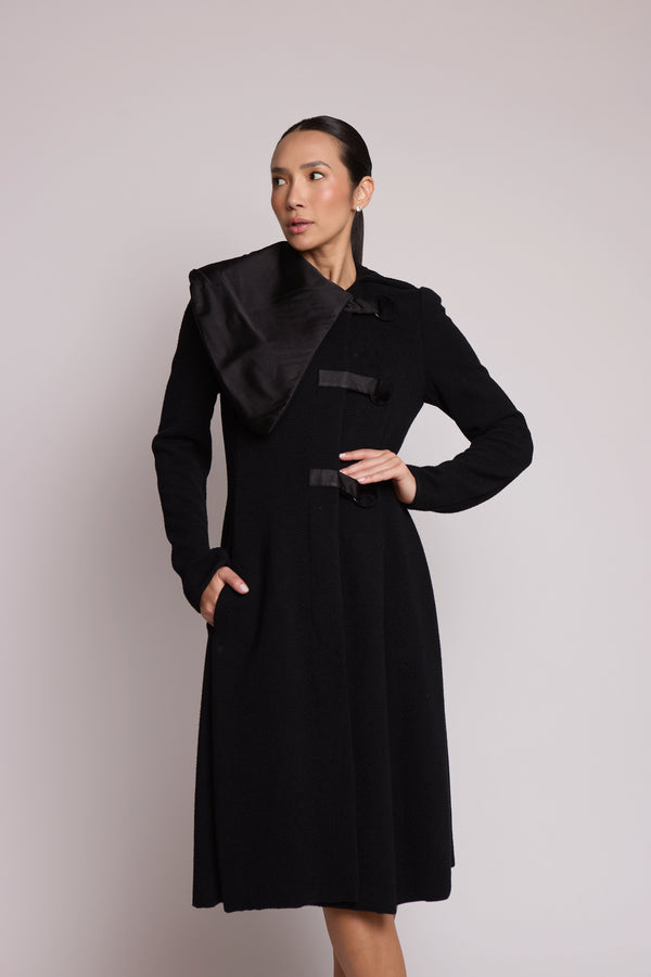 Casaco Midi Preto com Gola Assimétrica