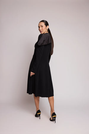 Casaco Midi Preto com Gola Assimétrica