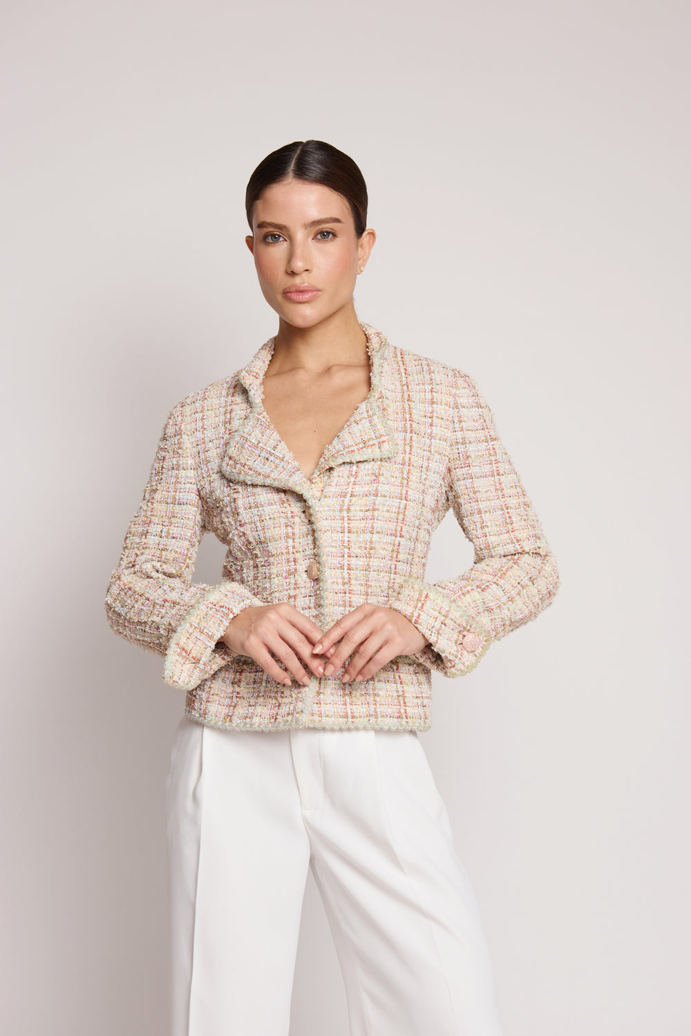 Casaco Chanel tweed colorido.