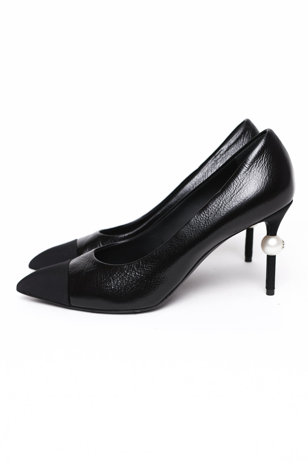 Scarpin Chanel Black Leather and Fabric Faux Pearl Cap-Toe