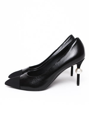 Scarpin Chanel Black Leather and Fabric Faux Pearl Cap-Toe