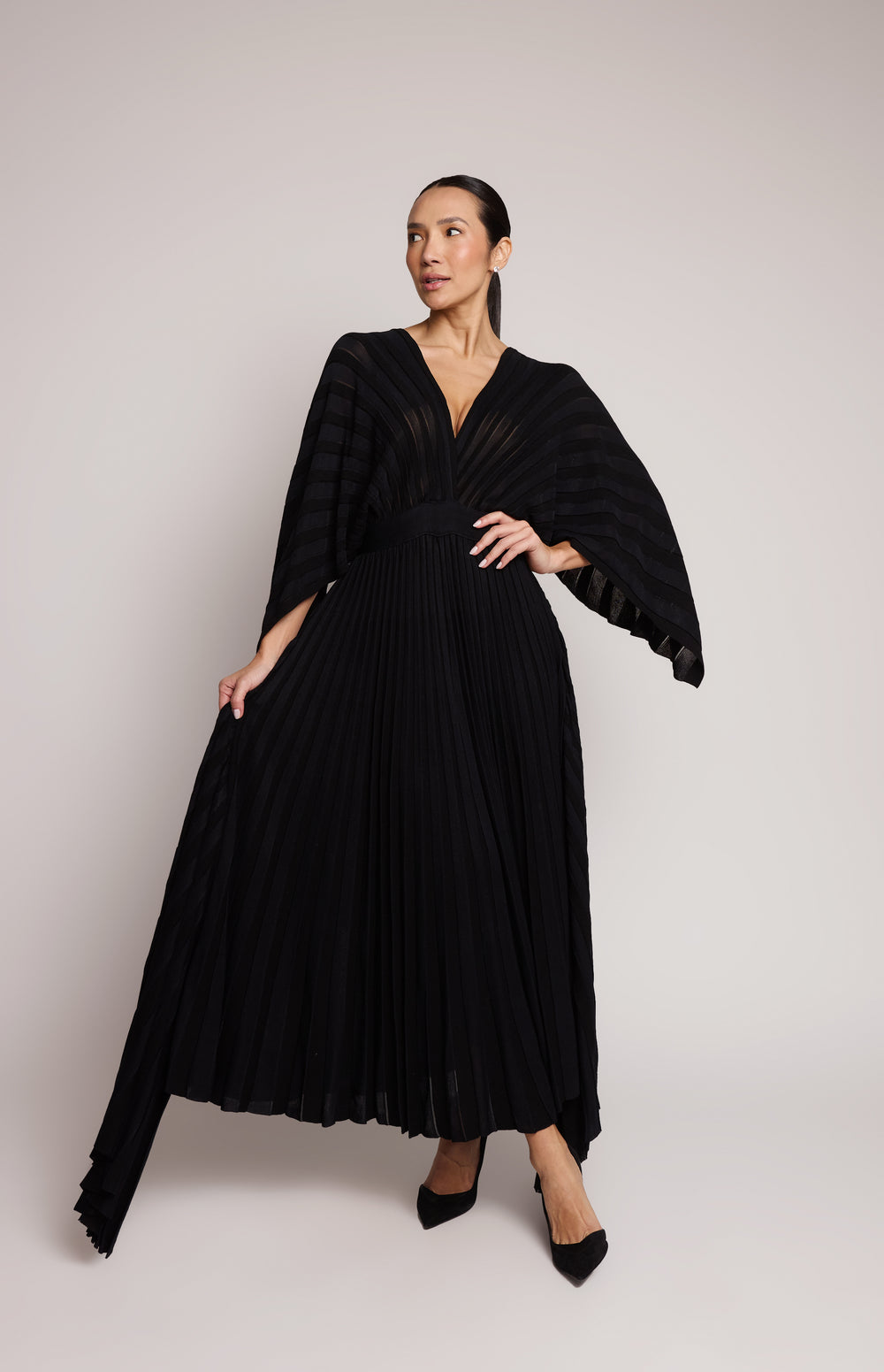 Vestido Valentino longo plissado de seda com efeito capa